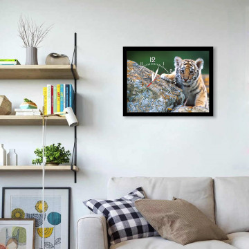 Часы настенные в чёрной раме 34