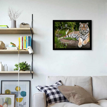 Часы настенные в чёрной раме 33