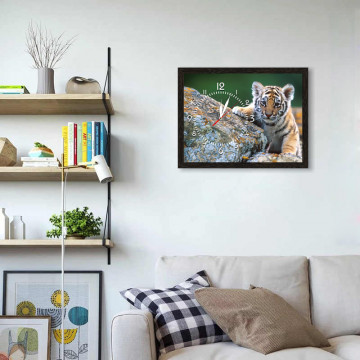 Часы настенные в темно-коричневой раме 03